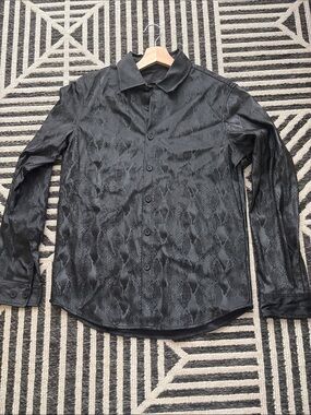 Men's Black Textured Long-Sleeve Button-Up Shirt